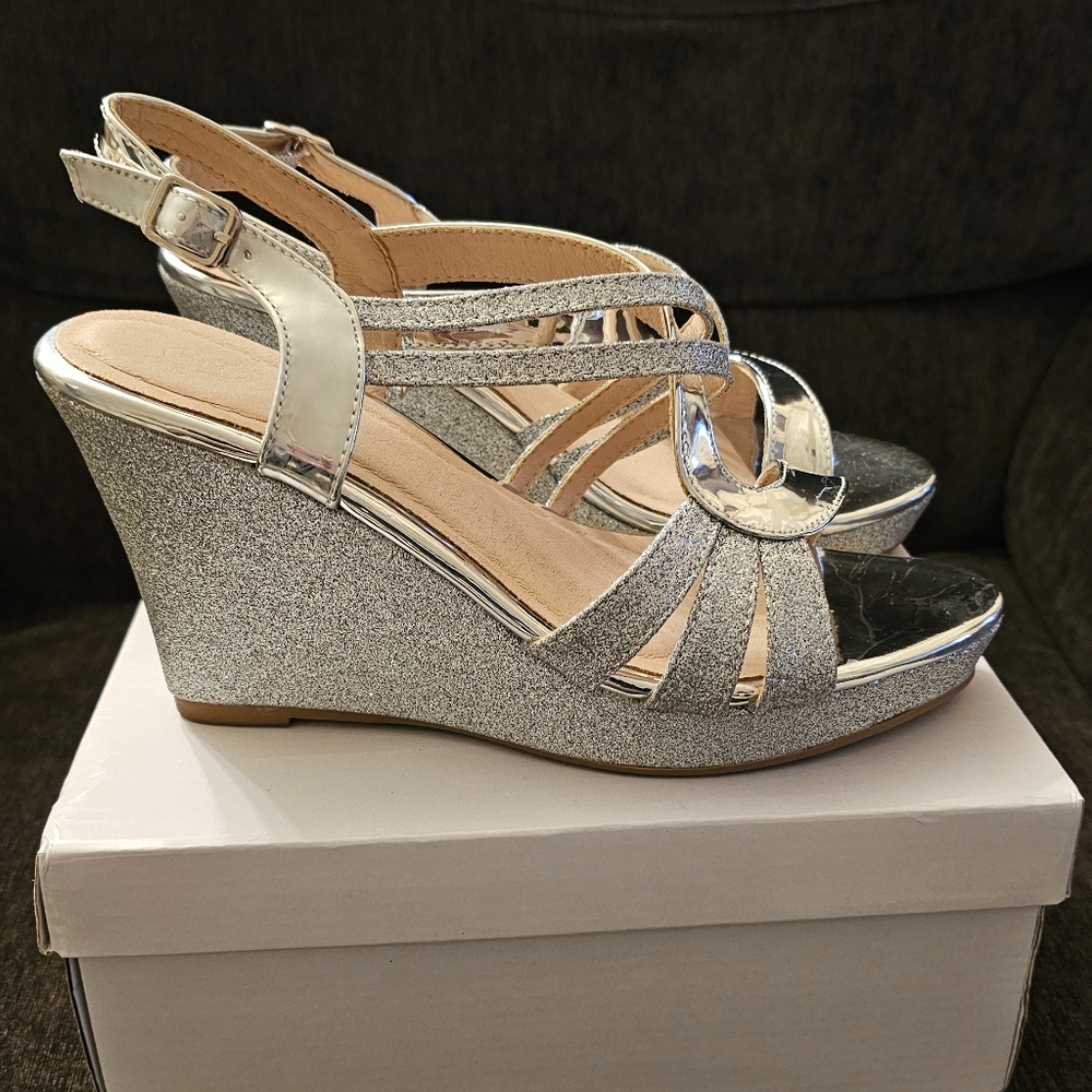 Holiday Size 8 Silver Glitter Sandals.